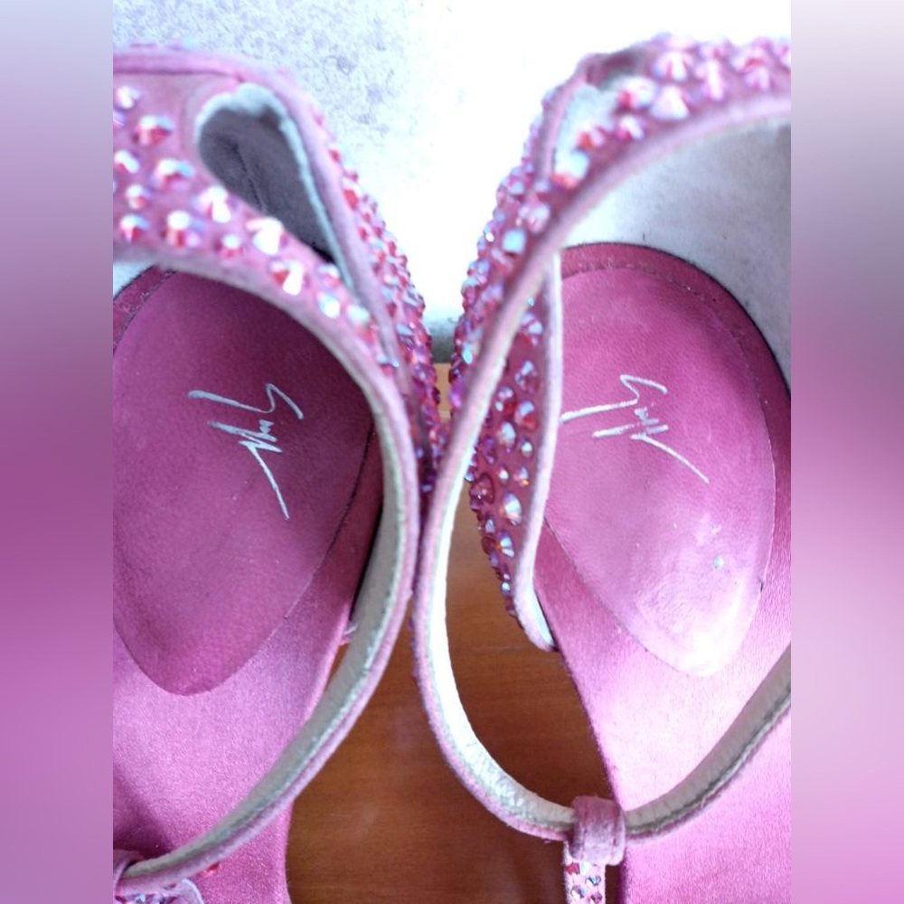 Giuseppe Zanotti Rhinestone Bow Sandals in sz 8. Store/floor display. - Picture 7 of 14
